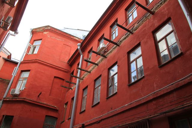 Красные дворики. Бар синяя коза красный дворик. Красный дворик комсомольская ул 11 фото. Революционная 7 минск. Красный дворик немига.